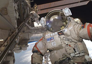 шаблон для фотошопа космонавт астронавт скачать бесплатно, шаблон в открытом космосе