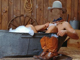 шуточный шаблон для фотошопа ковбой принимает пенную ванну, мужчина в ванной, шутка фотошоп