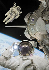 скачать бесплатно шаблон для фотошоп космонавт, шаблон в открытом космосе