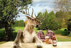 шуточный мужской шаблон на пикнике пью пиво с оленем